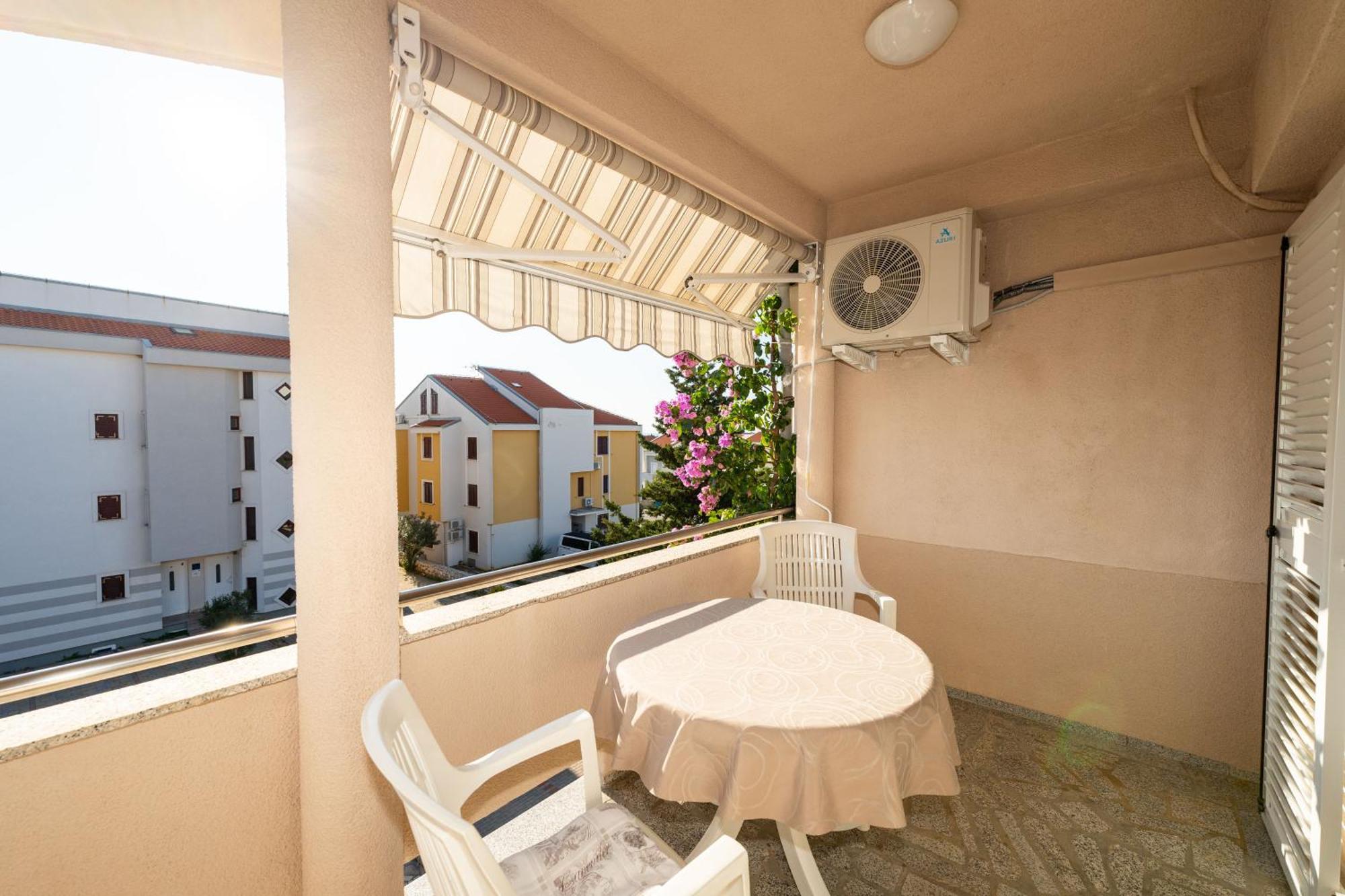 Apartments Cvetka Novalja Exterior photo